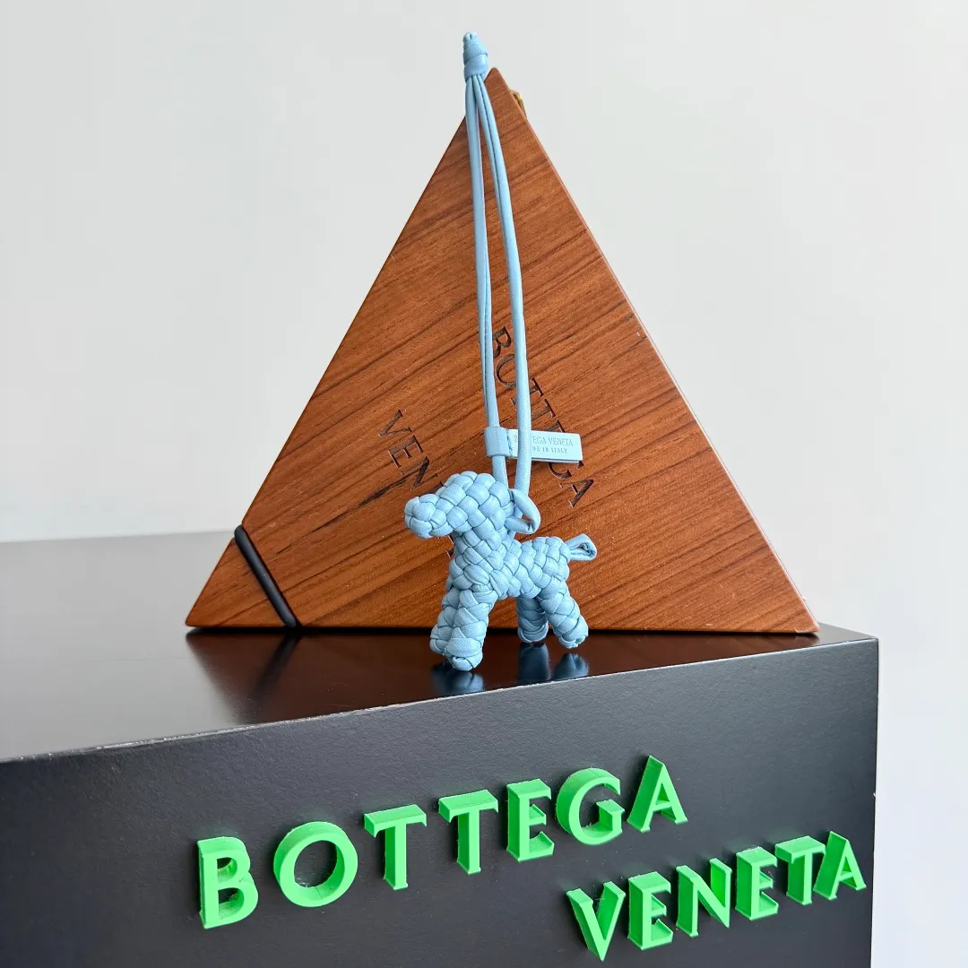 Batch 540 BOTTEGA VENETA2025 new puppy🐕 style pendant Braided puppy is online😎 Leather braided puppy style pendant can be hung on any handbag, and it is as cute, delicate and colorful as it matches with a bag. Cute and cute, it will touch your heart at any time. It can be hung on bags or keychains. Who can resist such a cute puppy? Style number: 807068